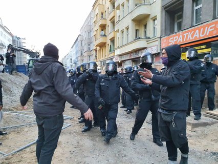 Polizei geht gegen Randalierer vor, die die Zäune einreißen. Es kommt zu Festnahmen.