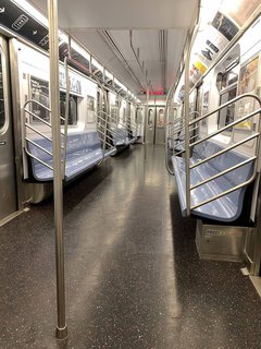 Auch nachts sind die New Yorker U-Bahnen bald wieder gefüllt.