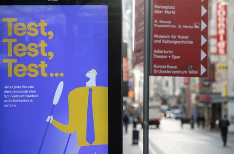 Werbeplakat für Coronatests in Dortmund