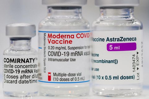 Ampullen der Impfstoffe von Biontech/Pfizer, Moderna und Astrazeneca.