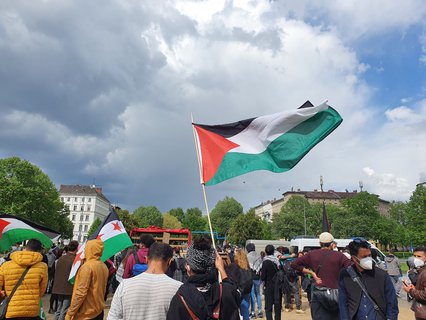 Mehrere hundert Menschen auf dem Oranienplatz, einige schwenken palästinensische Flaggen. 