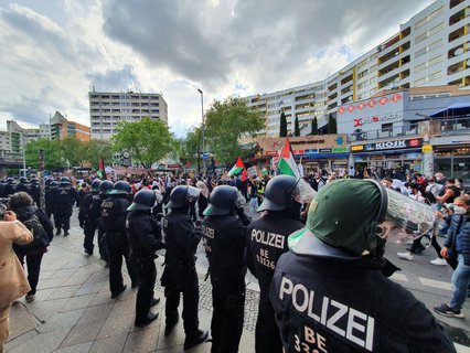 Demo Oranienplatz dociera teraz do Godbusser Dora.  Policja ma teraz na sobie hełmy.  Zanim ruszymy w kierunku Newcolon, czeka nas zlot.