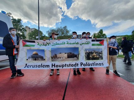 Am Oranienplatz halten Kinder das fronttransparent. Es läuft arabische Musik, die Stimmung ist friedlich.  Keine Parolen bisher über Lautsprecher.