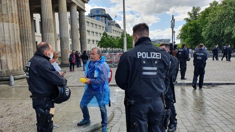 Polizei räumt Versammlung am Brandenburger Tor 