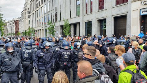 Polizei stoppt Demo in der Voßstraße