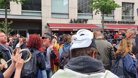 Demonstrant:innen singen und trommeln im Kessel