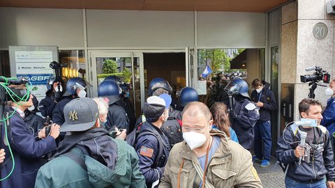 Handgemenge in einem Bürogebäude.