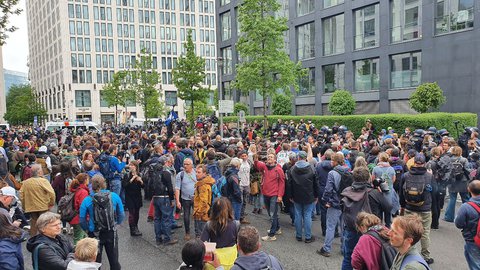 Demonstrant:innen in der Voßstraße 