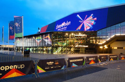 So sieht übrigens die Ahoy Arena von außen aus. 3500 Fans sind drin.
