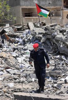 Ein palästinensischer Polizist untersucht Schäden im Gazastreifen.