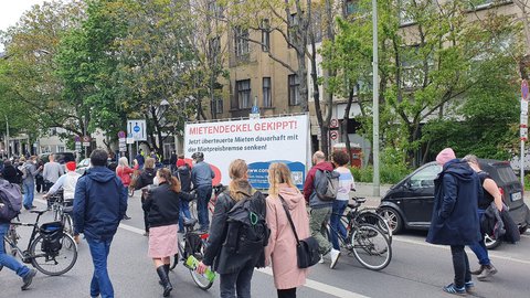Werbeplakat am Straßenrand