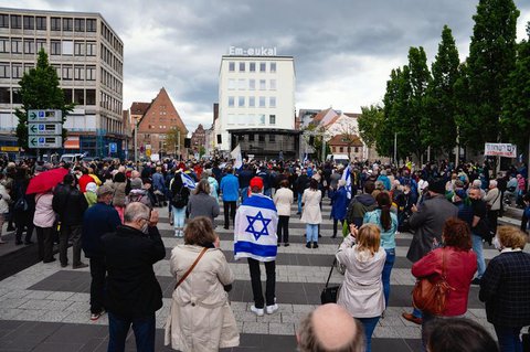 Zahlreiche Menschen nehmen an der Kundgebung