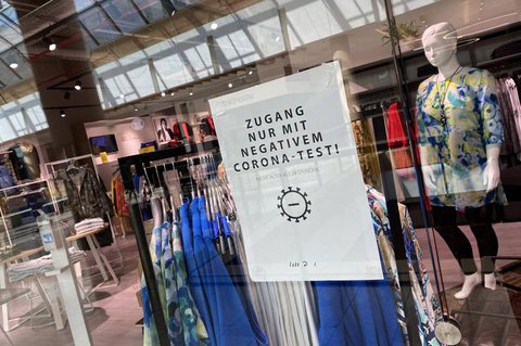 Ein Geschäft in München weist auf die Testpflicht hin.