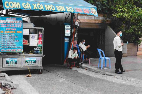 Verkäufer an einem Stand in  Ho-Chi-Minh-Stadt (Archivbild).
