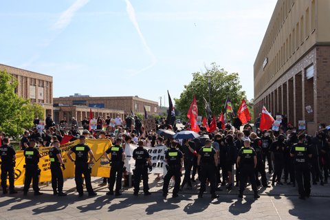 Protestierende und die Polizei
