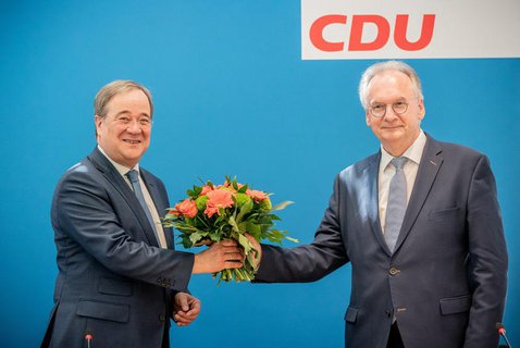Glückwunsch: Parteivorsitzender Armin Laschet gratuliert Reiner Haseloff.
