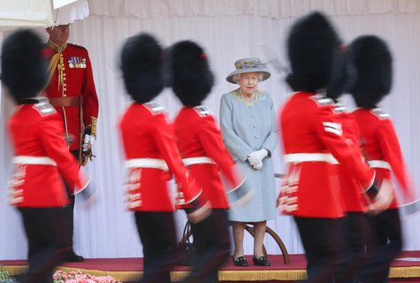Die Queen schaute dem Ganzen bei Sonnenschein mit konzentriertem und teils strengem Blick zu.