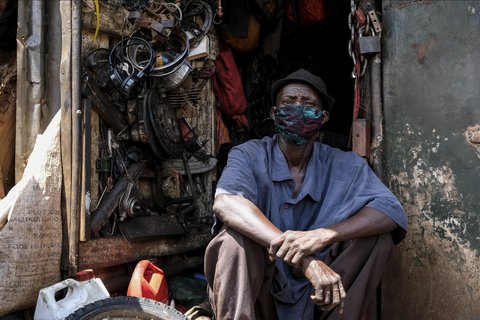 Ein Mann in Kampala, der Hauptstadt Ugandas, schützt sich mit einer Maske.