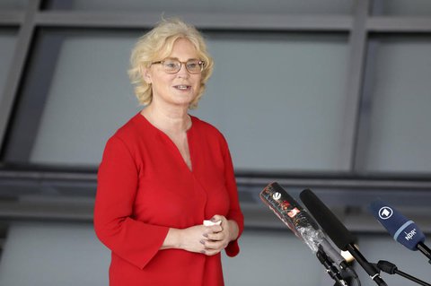 Denkt über eine Aufhebung der Maskenpflicht nach: Ministerin Christine Lambrecht