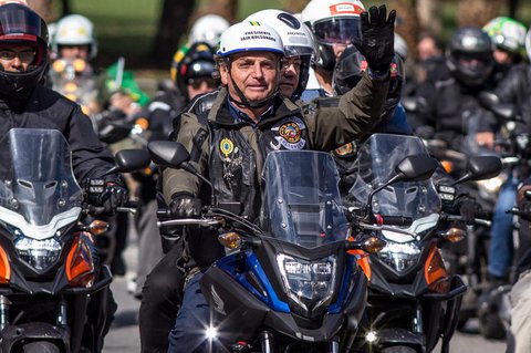 Ohne Maske beim Motorrad-Korso: Brasiliens Prässident Bolsonaro muss eine Strafe zahlen.