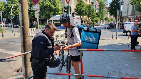 Ein Rider an der Polizeisperre