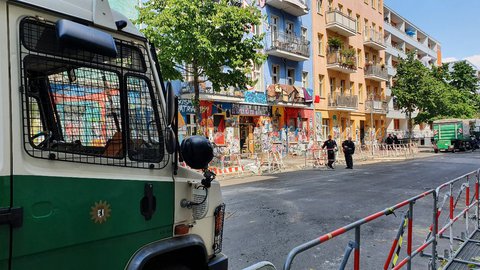 Mannschaftswagen der Polizei vor der Rigaer 94