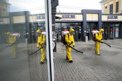 Arbeiter desinfizieren ein Bahnsteig im Moskau