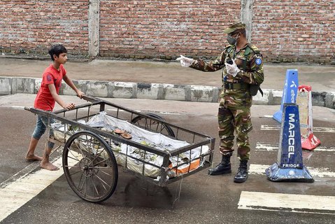 Ein Soldat an einem Kontrollposten in Dhaka.