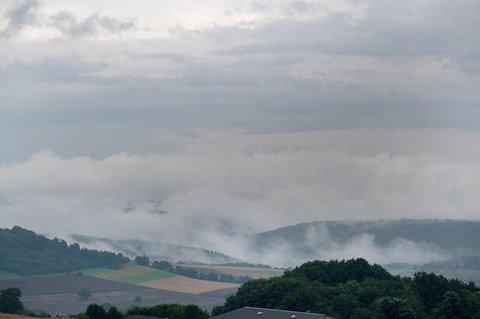 Regenwolken ziehen am Samstag über die Südeifel im Kreis Trier-Saarburg.