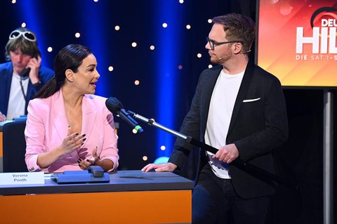 Verona Pooth spricht mit Ralf Schmitz.
