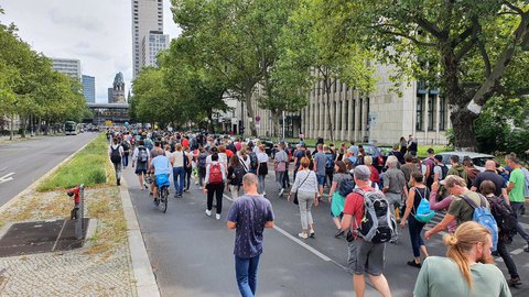 Großdemo auf der Hardenbergstraße 