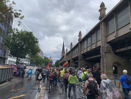 Der Protestzug unterhalb der Hochbahn.