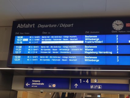 Die Anzeige am Bahnhof Zoo.