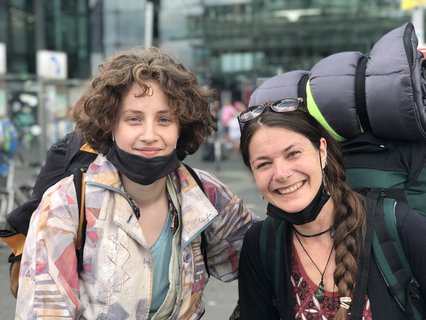 Quani L. (links) und Lieke T. am Berliner Hauptbahnhof.