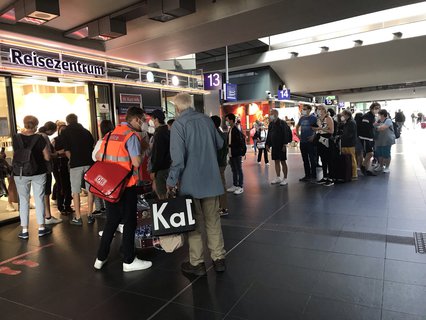 Geduld ist sogar vorm Reisezentrum gefordert.