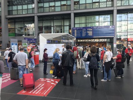 An den Informationsschaltern an den Eingängen zum Hauptbahnhof hat die Bahn zusätzliche Infopunkte eingerichtet. 