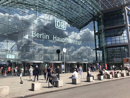 Päuschen vorm Bahnhof - mehr bleibt vielen nicht übrig.