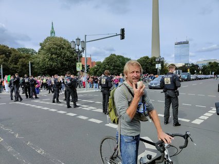 Querdenker beschimpft die Kundgebung