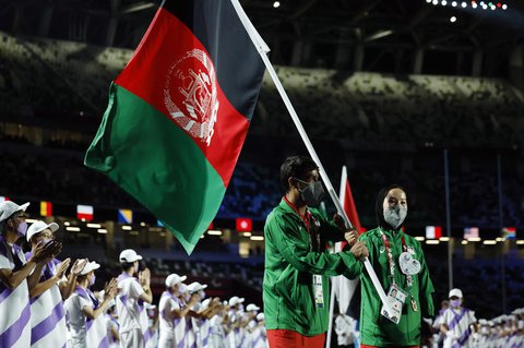 Die beiden Teilnehmer*innen aus Afghanistan. Jetzt auch mit eigener Flagge.