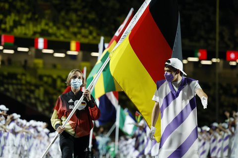 Natascha Hiltrop trägt die deutsche Flagge.