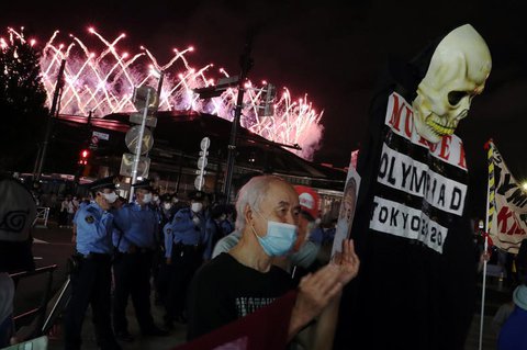 Ein Demonstrant vor dem Stadion.