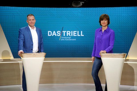 Oliver Köhr und Maybritt Illner moderieren.