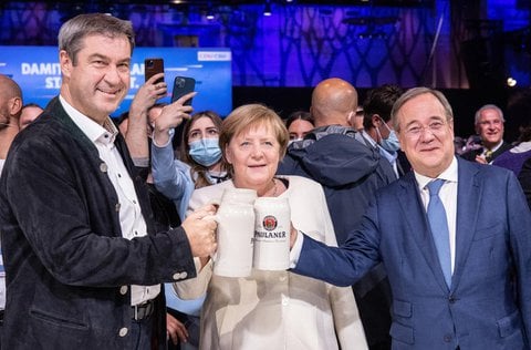 Beim offiziellen Wahlkampfabschluss von CDU und CSU in der Festhalle am Nockherberg stoßen Armin Laschet (r-l), Kanzlerkandidat der Union, CDU-Parteivorsitzender und Ministerpräsident von Nordrhein-Westfalen, Bundeskanzlerin Angela Merkel (CDU) und Markus Söder, CSU-Parteivorsitzender und Ministerpräsident von Bayern, mit Bierkrügen an.