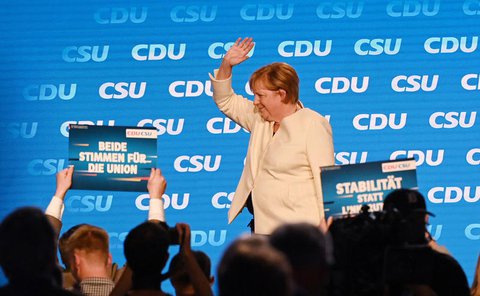 Bundeskanzlerin Angela Merkel (CDU) nach ihrer Eröffnungsrede auf der Bühne