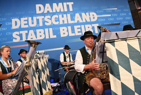 Vor dem offiziellen Wahlkampfabschluss von CDU und CSU in der Festhalle am Nockherberg spielt eine Trachtenkapelle.