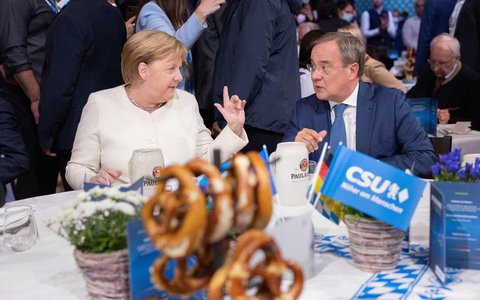 Armin Laschet, Kanzlerkandidat der Union, CDU-Parteivorsitzender und Ministerpräsident von Nordrhein-Westfalen, und Bundeskanzlerin Angela Merkel (CDU)