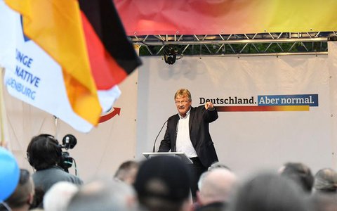 Der Co-Vorsitzende der rechtsextremen Partei Alternative für Deutschland (AfD) Jörg Meuthen spricht während der letzten Wahlveranstaltung AfD vor dem Schloss Charlottenburg in Berlin.