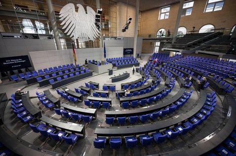Blick in den noch fast leeren Plenarsaal vor einer Bundestagssitzung im Februar 2021.