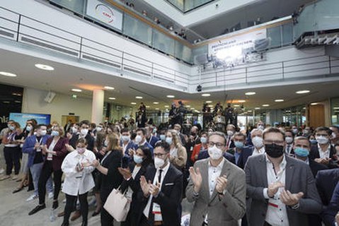 Bei der CDU im Konrad-Adenauer-Haus gibt es nur höflichen Applaus nach der ersten Prognose. Schon jetzt ist klar: Armin Laschet hat das historisch schlechteste Ergebnis auf Bundesebene für die Union zu verantworten. 