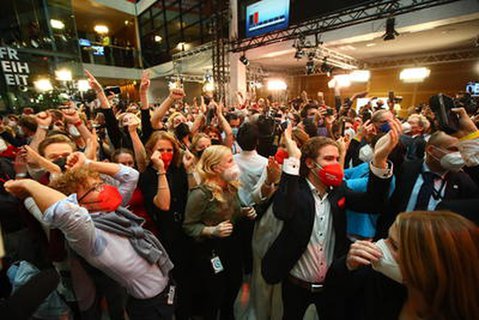 So jubeln die SPD-Mitglieder nach den ersten Prognosen im Willy-Brandt-Haus.